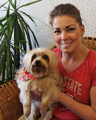 Jen, Groomer
