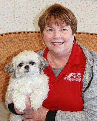 Lynn, Receptionist